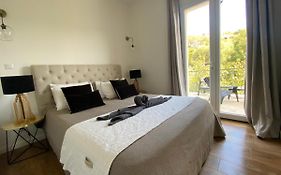 HOME SWEET HOME 2 pièces 42 m2 Chambre, salon, cuisine, grande terrasse, parking proche centre ville et mer